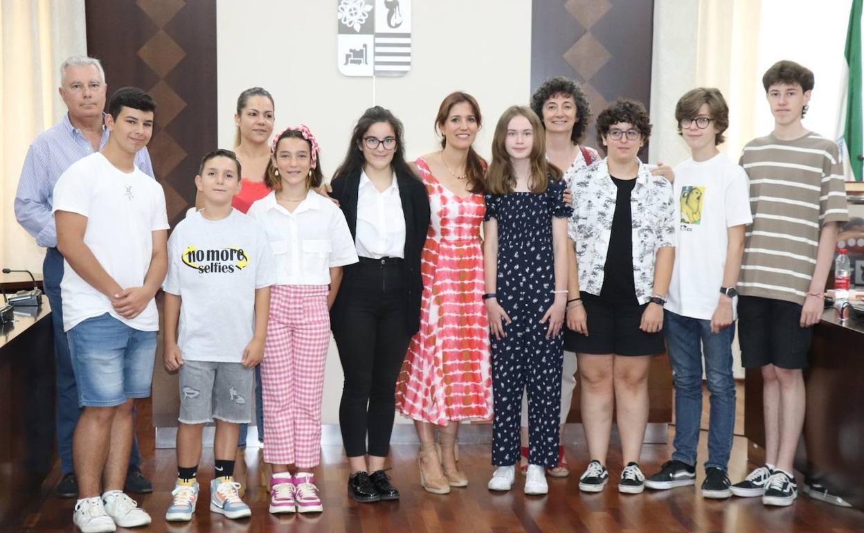Miembros del CAI y portavoces municipales tras el pleno