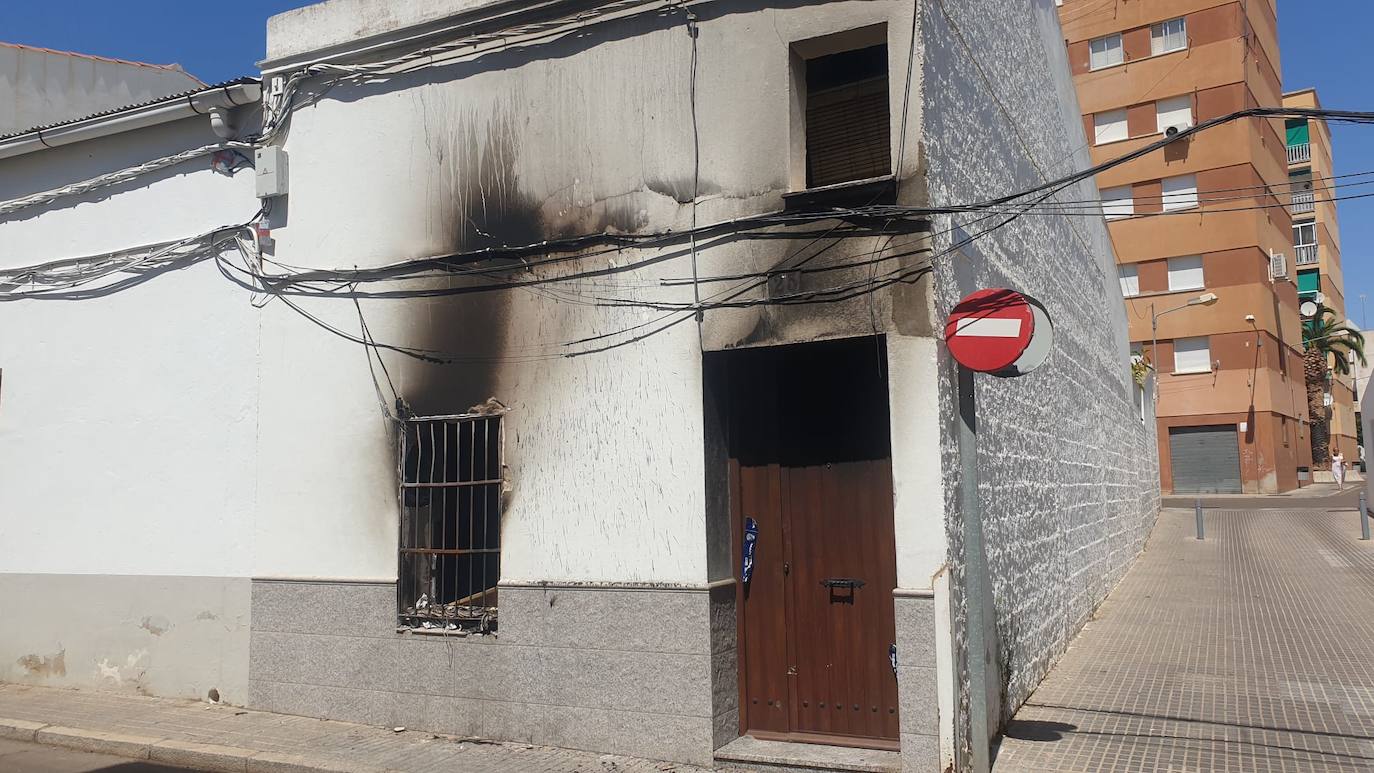 Exterior de la casa incendiada en Villanueva. 