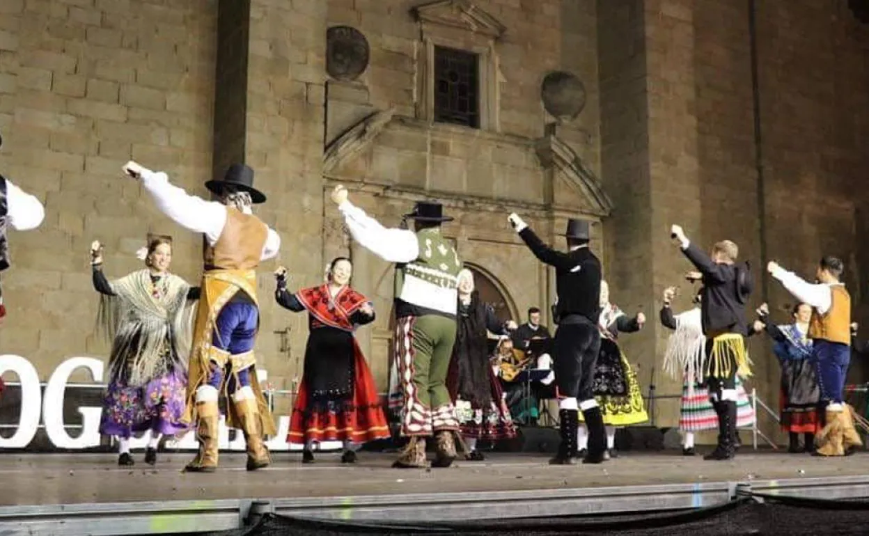Actuación del grupo Cogolla en la plaza de España de Villanueva. 
