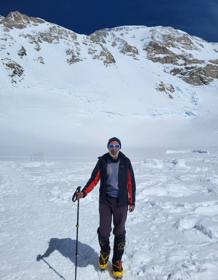 Imagen secundaria 2 - Momento en el que Josechu corona el Denali (1). Bandera de Villanueva de la Serena en la cumbre del Denali (2). Josechu camina sobre la nieve (3).