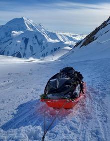 Imagen secundaria 2 - Vistas desde una de las paradas en la subida (1). Tienda de campaña que colocaba para descansar (2). Las cosas necesarias eran arrastradas con el trineo. 