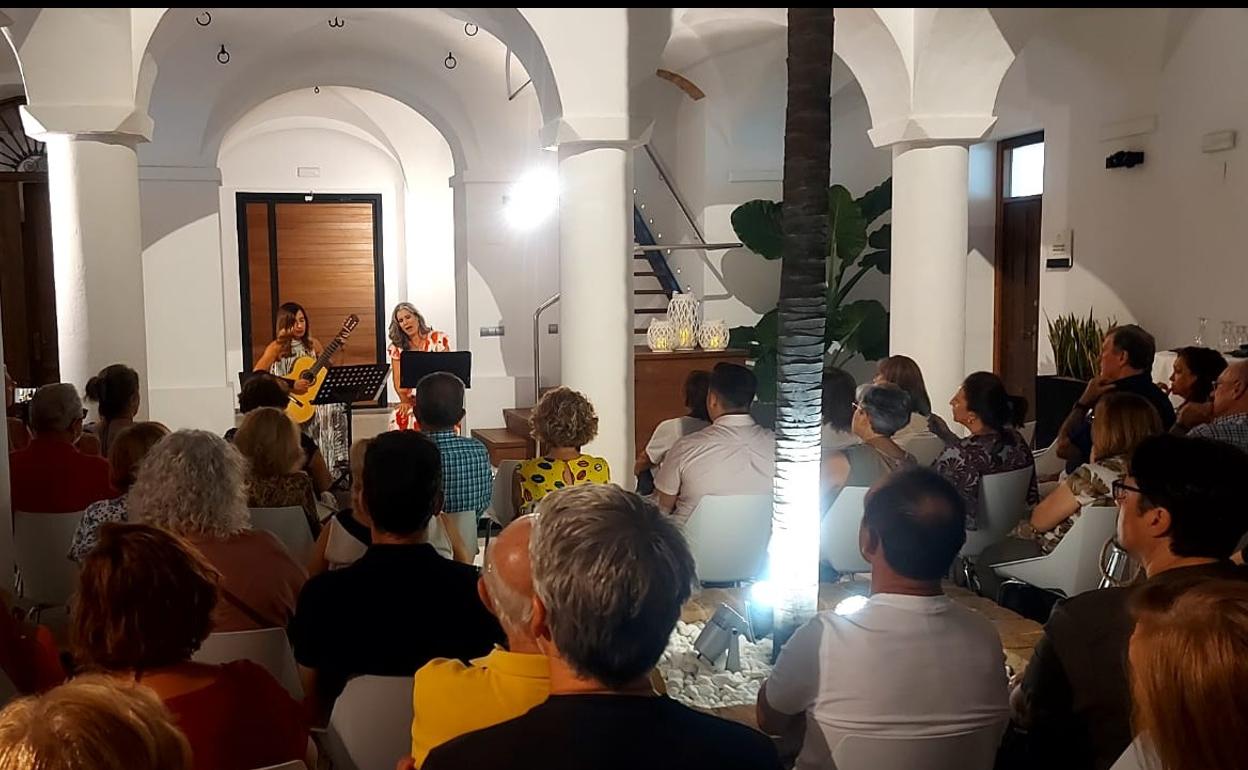 Actuación de Gloria Jaramillo y Rebeca Santiago. 