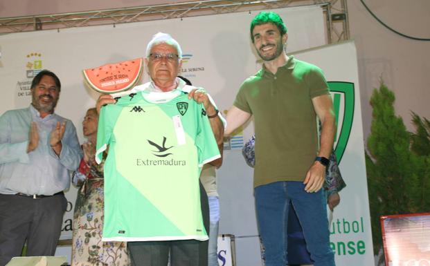 Antonio González recibió un trofeo y una camiseta del CF Villanovense. 