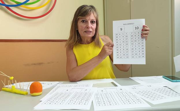 Imagen principal - Asun Mayoral es la encargada del estudio. A la derecha alfombra con ejercicio de pasos cuadrados. 