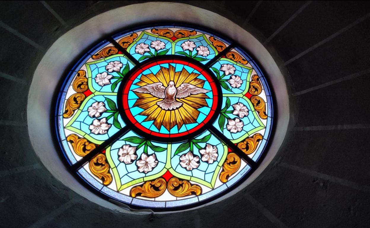 La parroquia de la Asunción cuenta con nuevas vidrieras