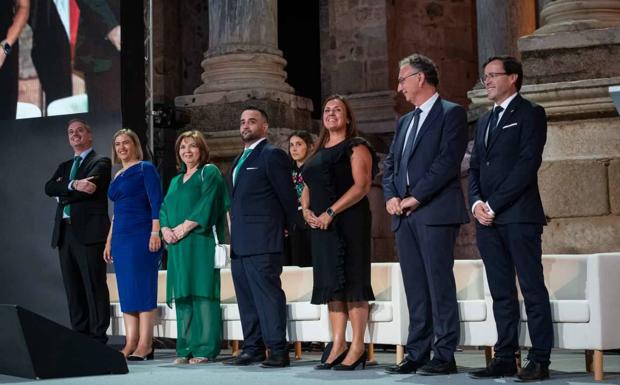 Imagen principal - Las Medallas de Extremadura se entregaron en el Teatro Romano de Mérida. 
