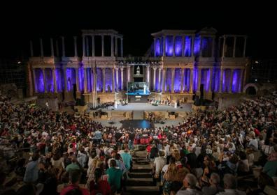 Imagen secundaria 1 - Las Medallas de Extremadura se entregaron en el Teatro Romano de Mérida.