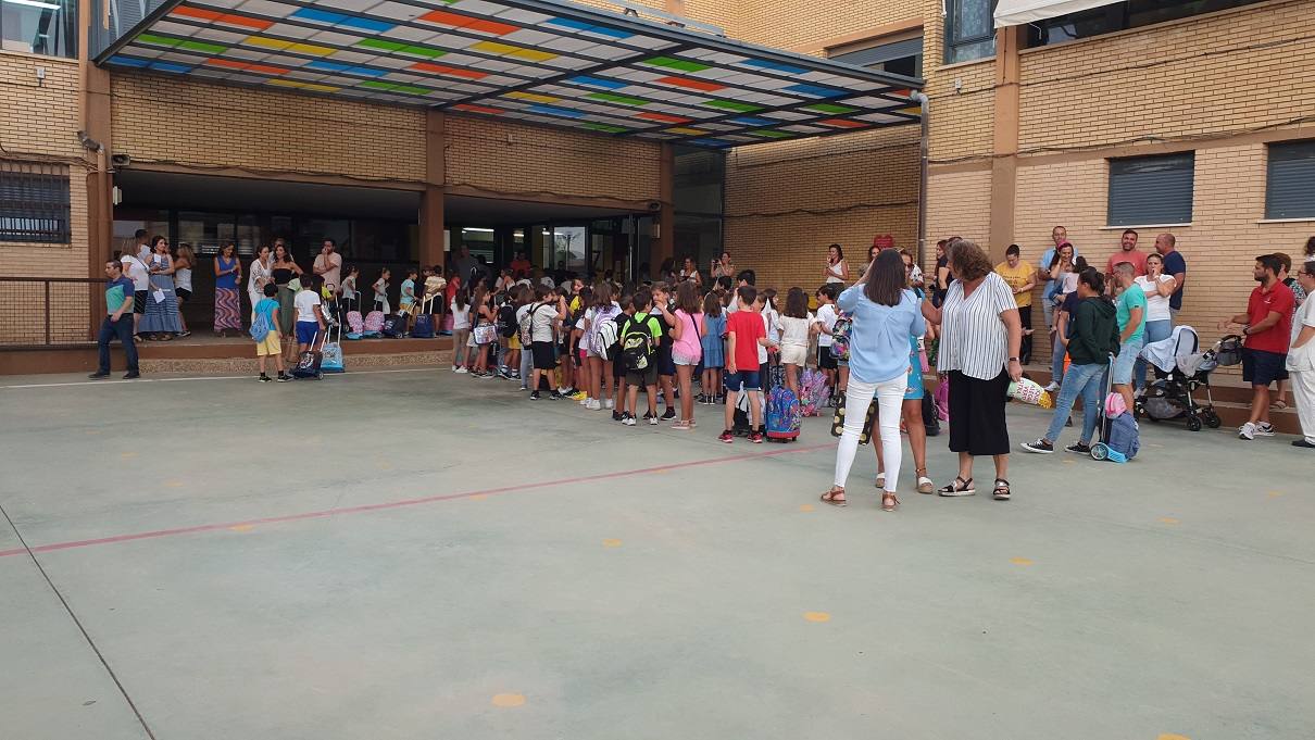 Entrada al colegio en el primer día de clase en Villanueva de la Serena. 