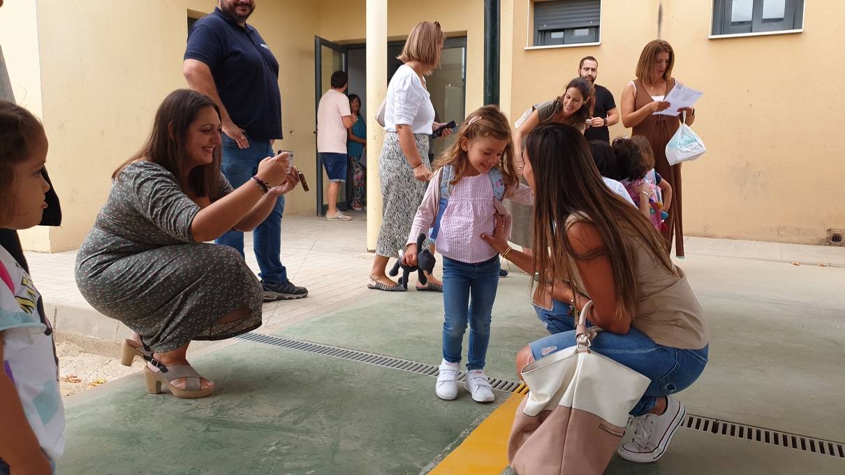 Entrada al colegio en el primer día de clase en Villanueva de la Serena. 