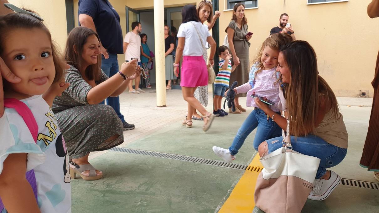Entrada al colegio en el primer día de clase en Villanueva de la Serena. 