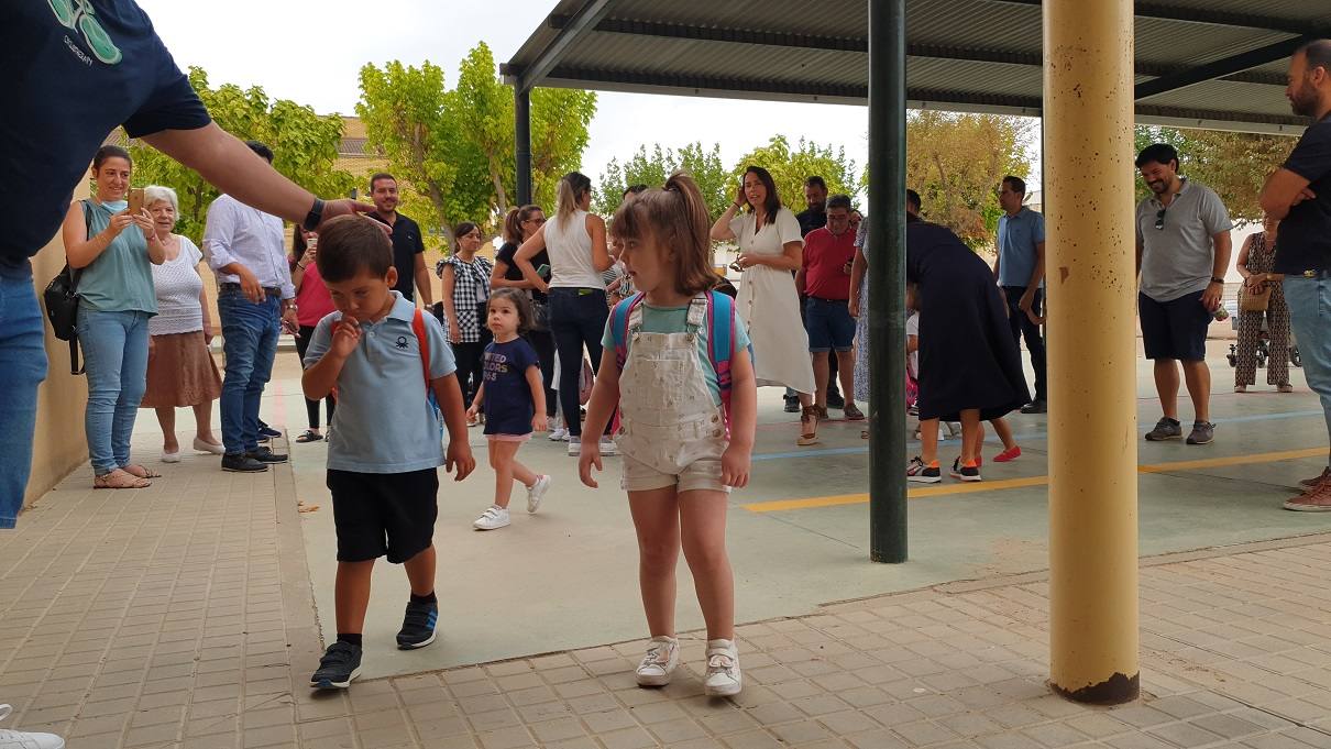 Entrada al colegio en el primer día de clase en Villanueva de la Serena. 