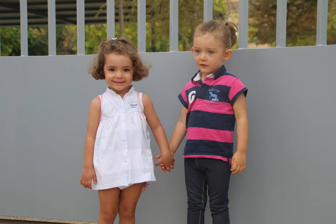 Entrada al colegio en el primer día de clase en Villanueva de la Serena. 