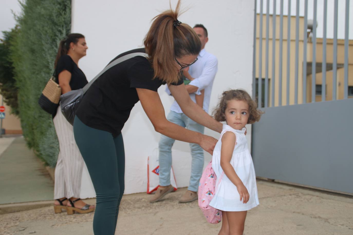 Entrada al colegio en el primer día de clase en Villanueva de la Serena. 