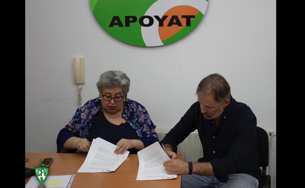 Firma del convenio entre el CF Villanovense y Apoyat. 
