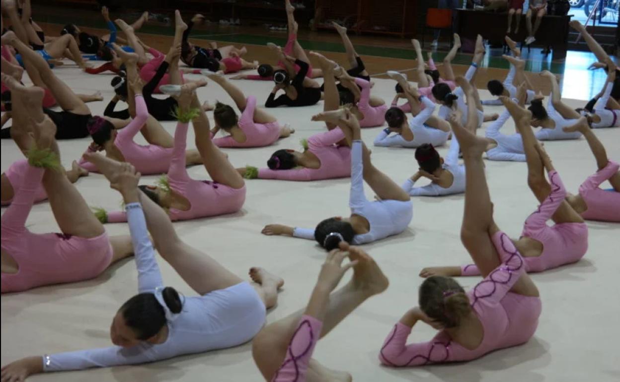 Exhibición de la escuela de gimnasia rítmica en el pabellón de Villanueva de la Serena. 