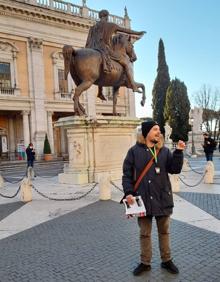 Imagen secundaria 2 - Julio Ocampo es guía turístico en Roma y gusta estar informado sobre lo que ocurre en Villanueva. 