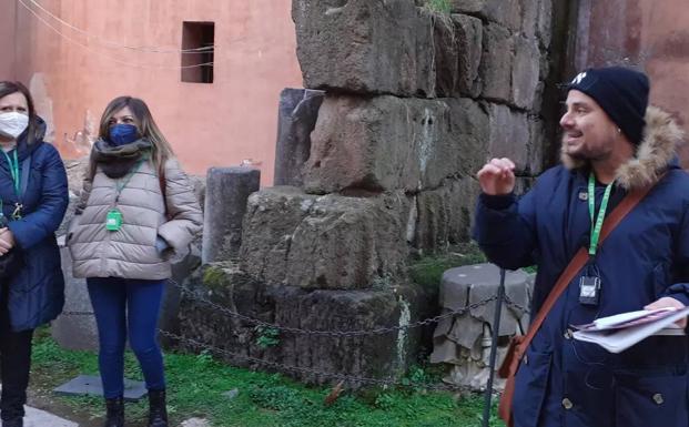 Imagen principal - Julio Ocampo es guía turístico en Roma y gusta estar informado sobre lo que ocurre en Villanueva. 