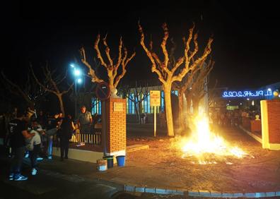 Imagen secundaria 1 - Homenaje a Mrauja Olivares, Hoguera con la que inició la feria y carrusel de caballos. 