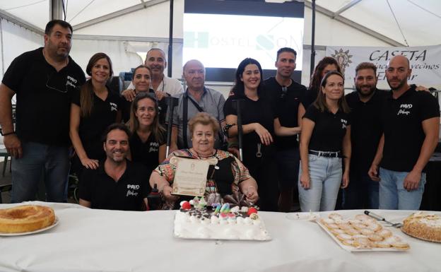 Imagen principal - Homenaje a Mrauja Olivares, Hoguera con la que inició la feria y carrusel de caballos. 