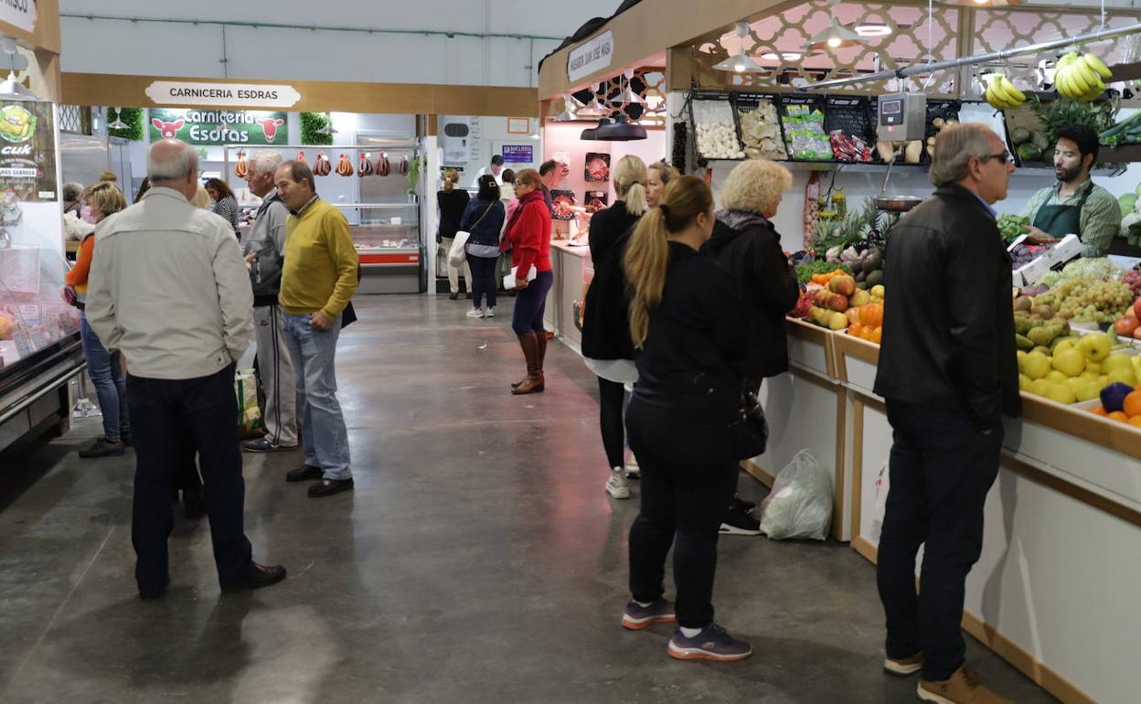 El mercado provisional abre sus puertas con buena aceptación
