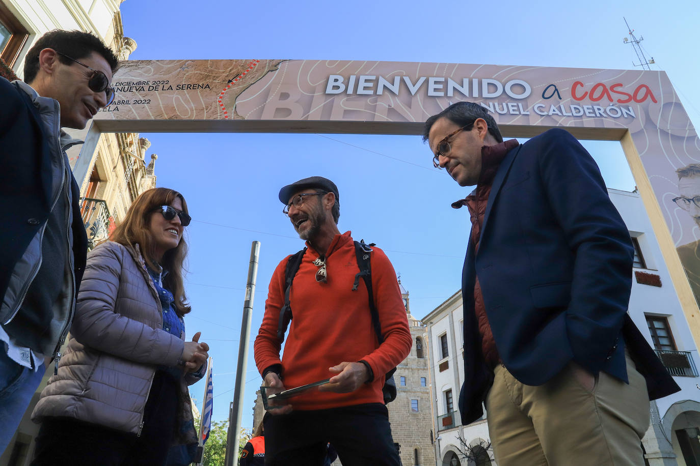 Familiares, amigos y allegados quisieron acompañar a Manuel Calderón en su regreso a Villanueva. 