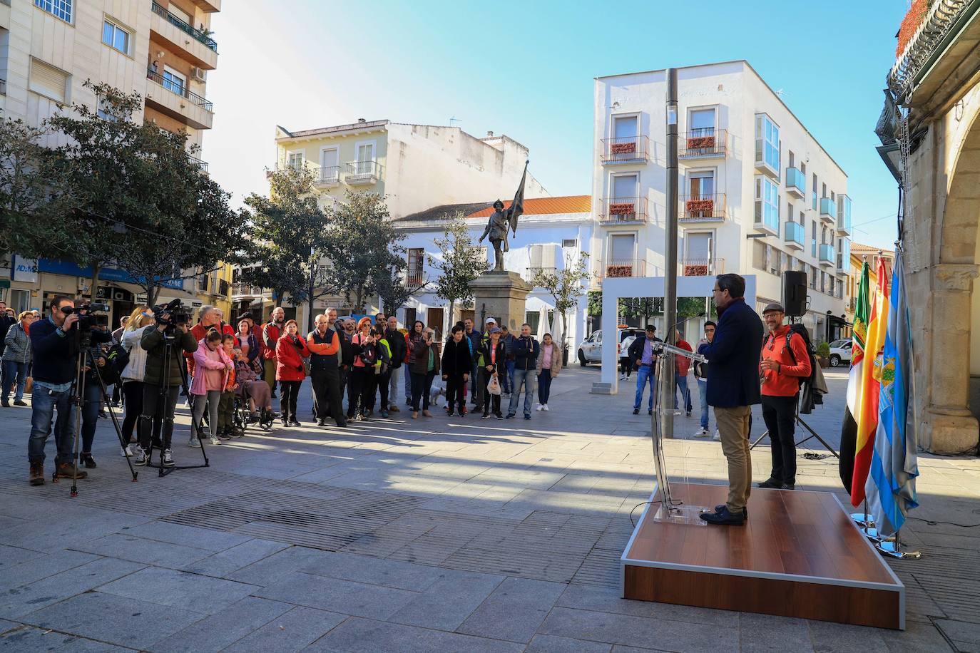 Familiares, amigos y allegados quisieron acompañar a Manuel Calderón en su regreso a Villanueva. 