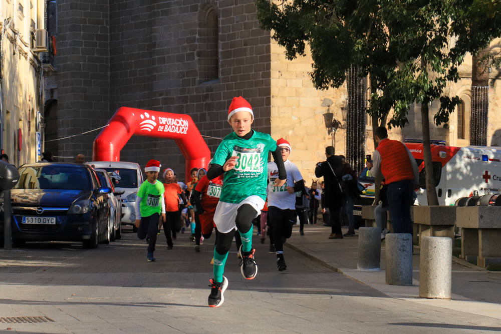 Pequeños y mayores han disfrutado de la Carrera de Navidad de Villanueva. 