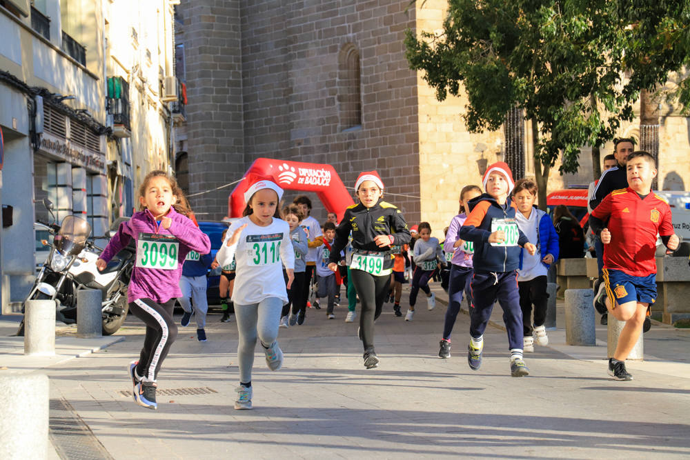 Pequeños y mayores han disfrutado de la Carrera de Navidad de Villanueva. 