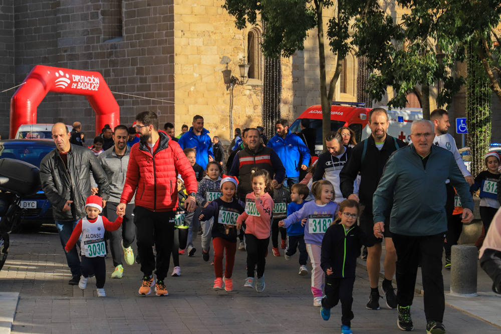 Pequeños y mayores han disfrutado de la Carrera de Navidad de Villanueva. 