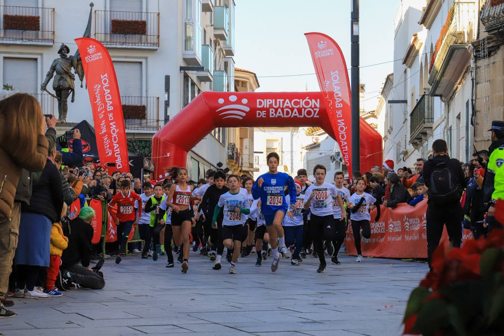 Pequeños y mayores han disfrutado de la Carrera de Navidad de Villanueva. 