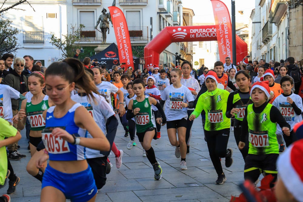 Pequeños y mayores han disfrutado de la Carrera de Navidad de Villanueva. 