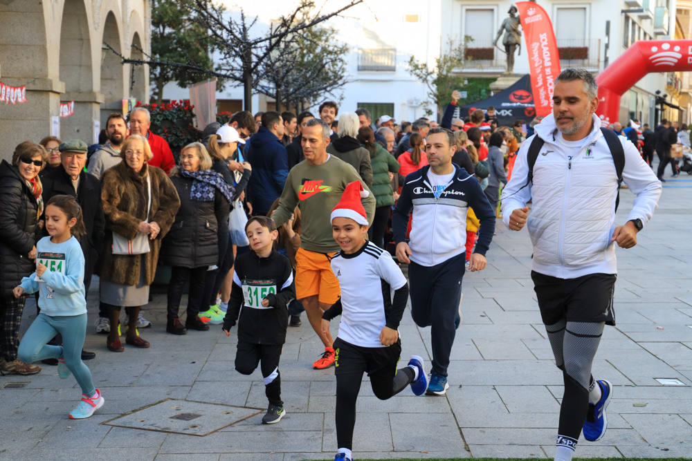 Pequeños y mayores han disfrutado de la Carrera de Navidad de Villanueva. 