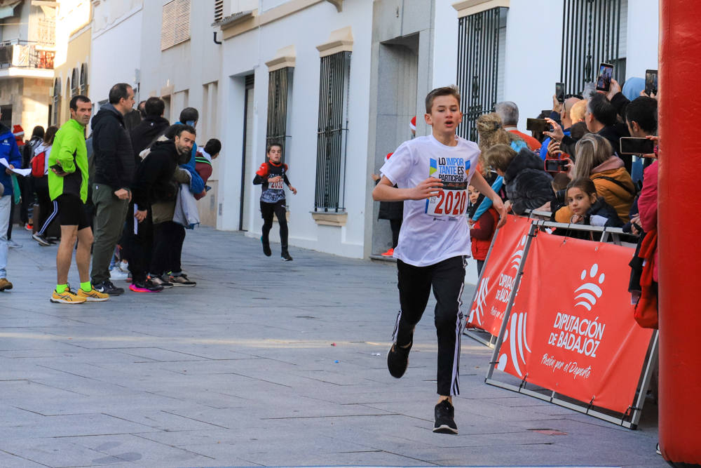 Pequeños y mayores han disfrutado de la Carrera de Navidad de Villanueva. 