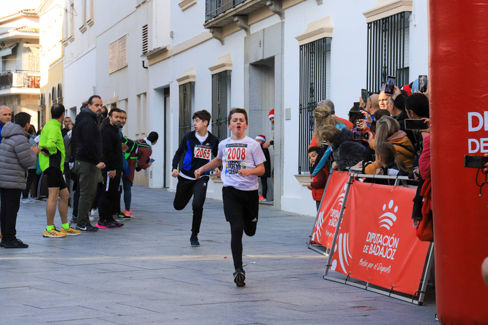 Pequeños y mayores han disfrutado de la Carrera de Navidad de Villanueva. 