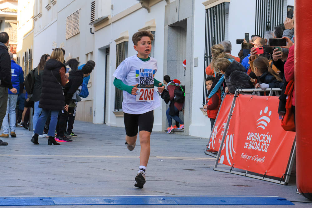 Pequeños y mayores han disfrutado de la Carrera de Navidad de Villanueva. 