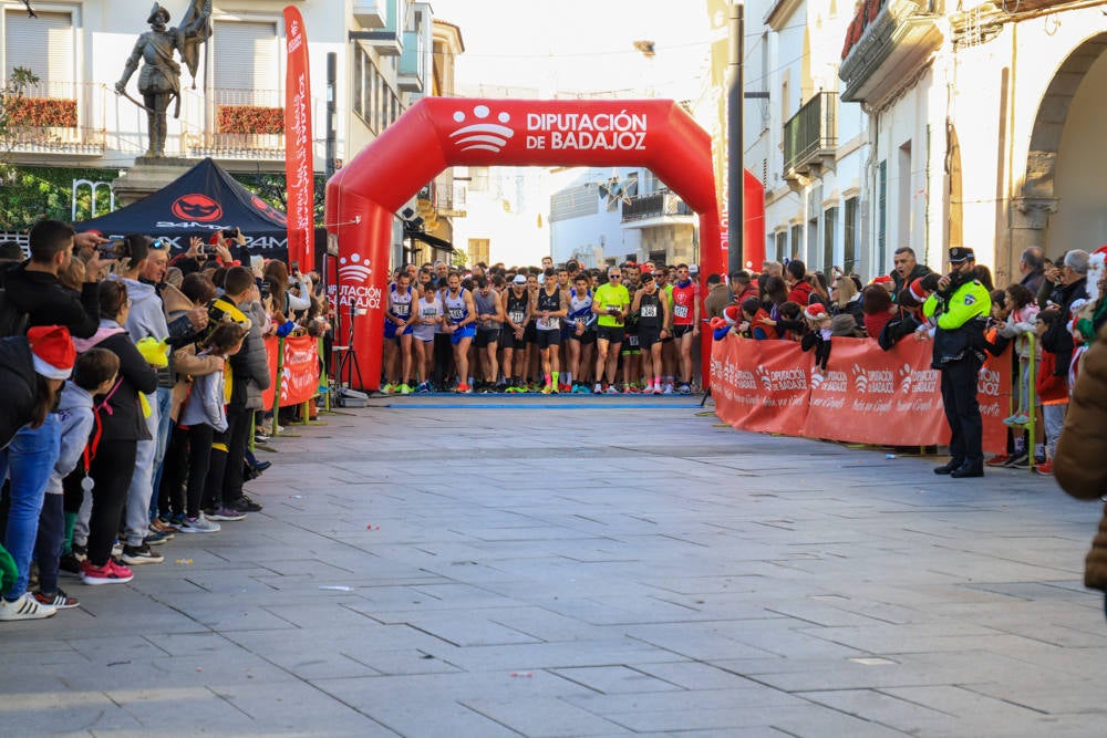 Pequeños y mayores han disfrutado de la Carrera de Navidad de Villanueva. 