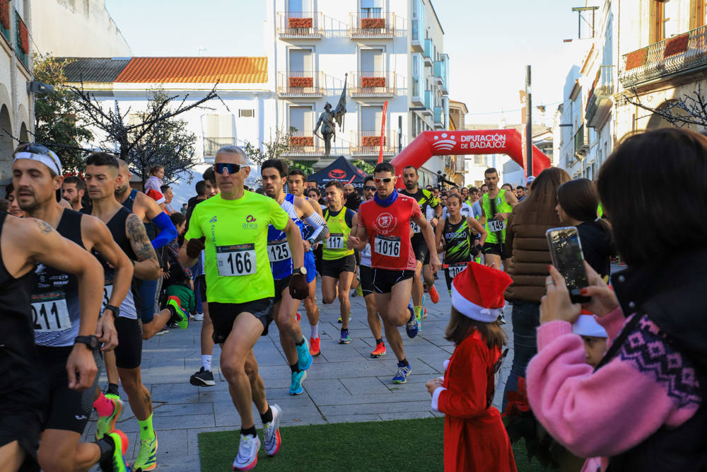 Pequeños y mayores han disfrutado de la Carrera de Navidad de Villanueva. 