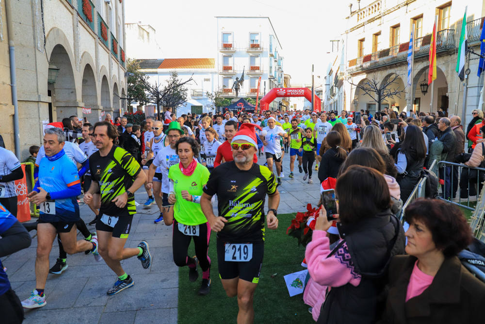 Pequeños y mayores han disfrutado de la Carrera de Navidad de Villanueva. 