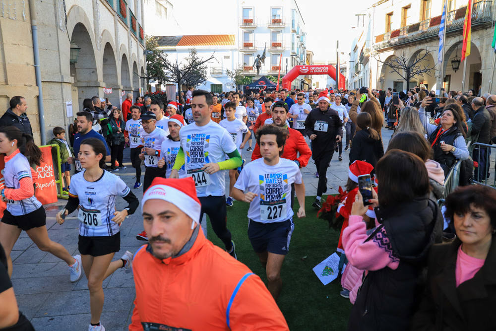 Pequeños y mayores han disfrutado de la Carrera de Navidad de Villanueva. 