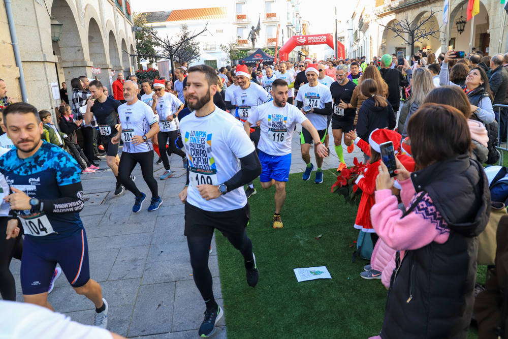 Pequeños y mayores han disfrutado de la Carrera de Navidad de Villanueva. 