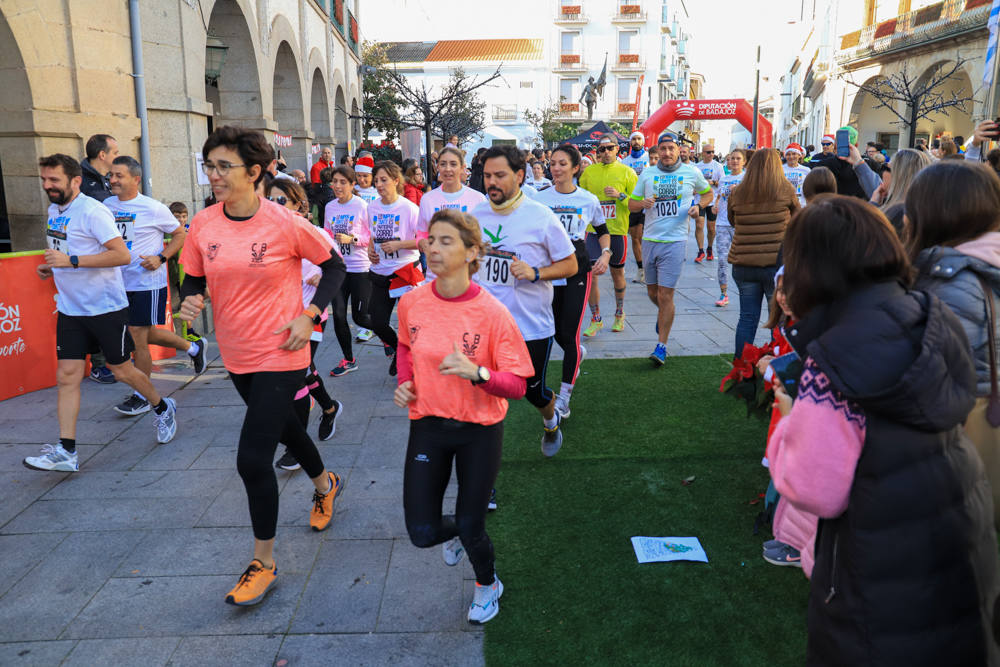 Pequeños y mayores han disfrutado de la Carrera de Navidad de Villanueva. 