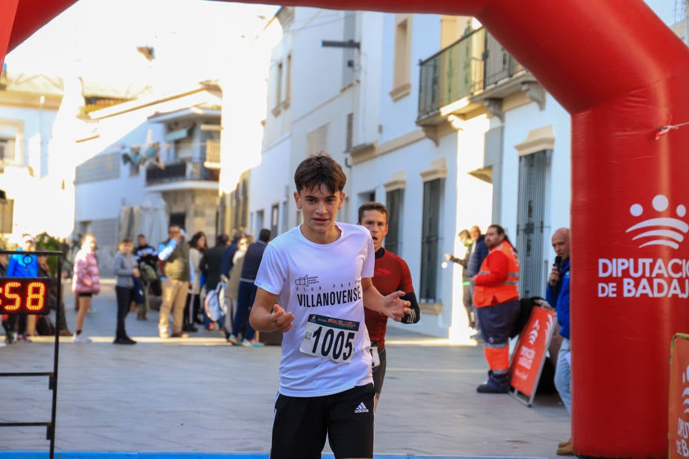 Pequeños y mayores han disfrutado de la Carrera de Navidad de Villanueva. 