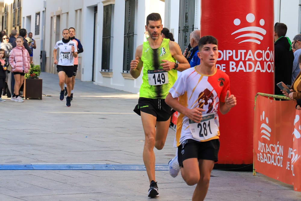 Pequeños y mayores han disfrutado de la Carrera de Navidad de Villanueva. 