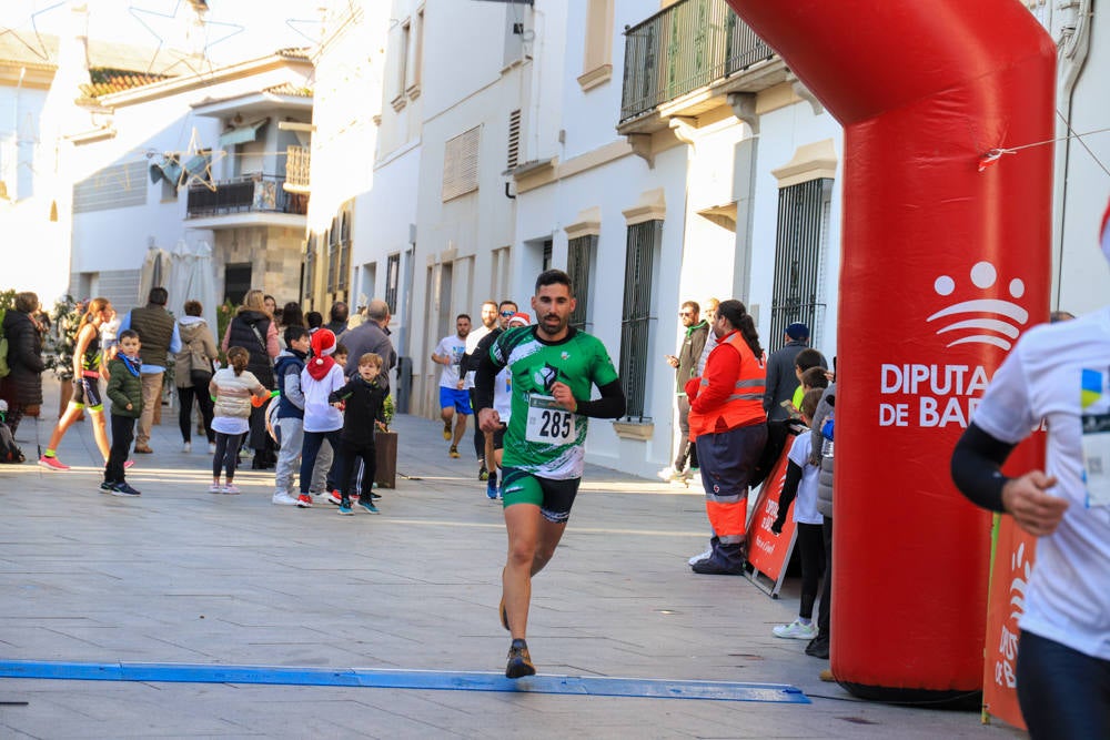 Pequeños y mayores han disfrutado de la Carrera de Navidad de Villanueva. 