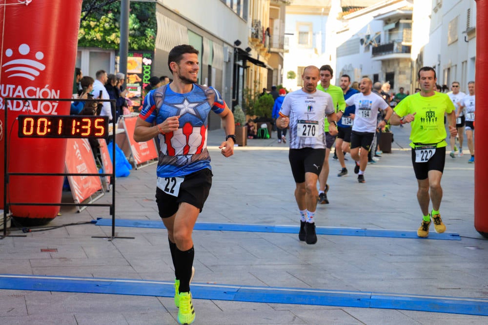 Pequeños y mayores han disfrutado de la Carrera de Navidad de Villanueva. 