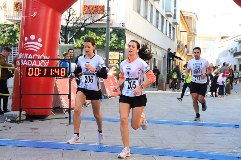 Pequeños y mayores han disfrutado de la Carrera de Navidad de Villanueva. 