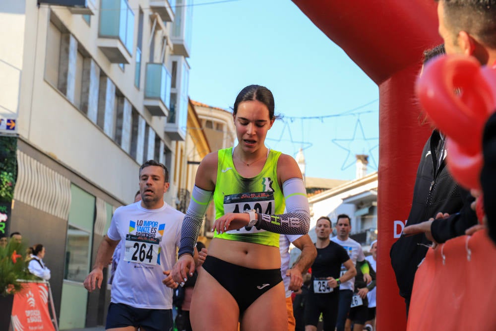 Pequeños y mayores han disfrutado de la Carrera de Navidad de Villanueva. 