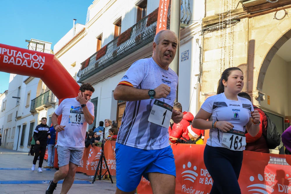 Pequeños y mayores han disfrutado de la Carrera de Navidad de Villanueva. 