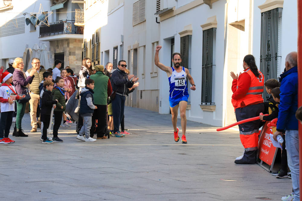 Pequeños y mayores han disfrutado de la Carrera de Navidad de Villanueva. 
