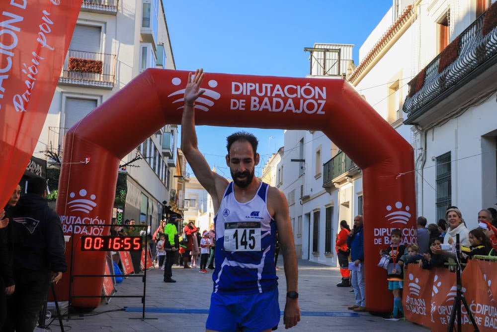 Pequeños y mayores han disfrutado de la Carrera de Navidad de Villanueva. 